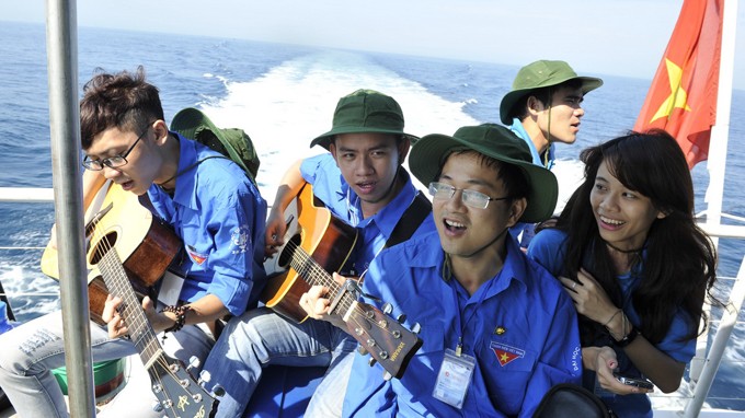 Students join camp on Vietnam’s sea and islands - ảnh 1